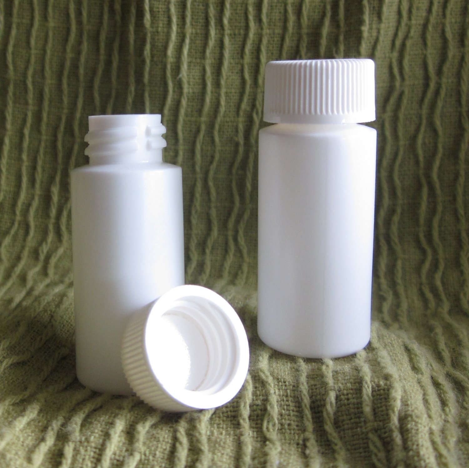(100) 1/4 oz White Plastic Bottle w/ lined lid & Shrink Bands