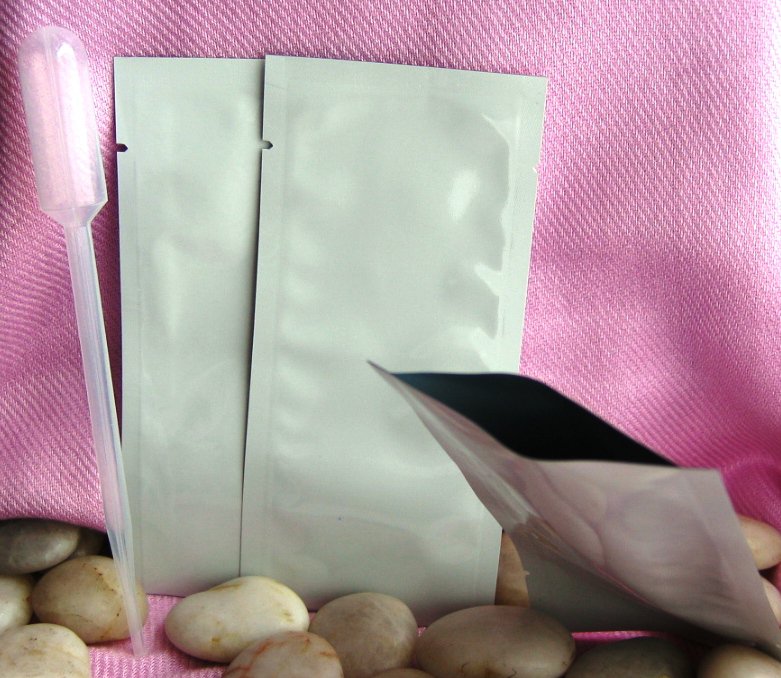 (100) Medium White Aluminum Sample Pouches