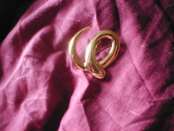 Gold Swirl Effect Brooch