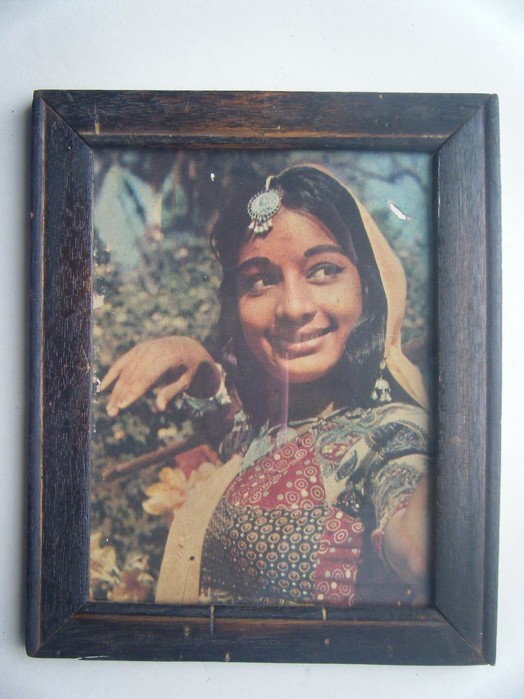 Bollywood Actress Heroin Collectible Old Print in Old Wooden Frame India #2745