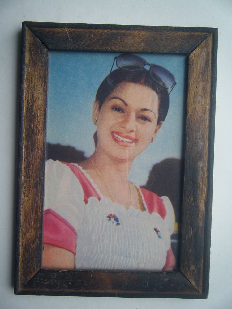 Bollywood Actress Heroin Collectible Old Print in Old Wooden Frame India #2736