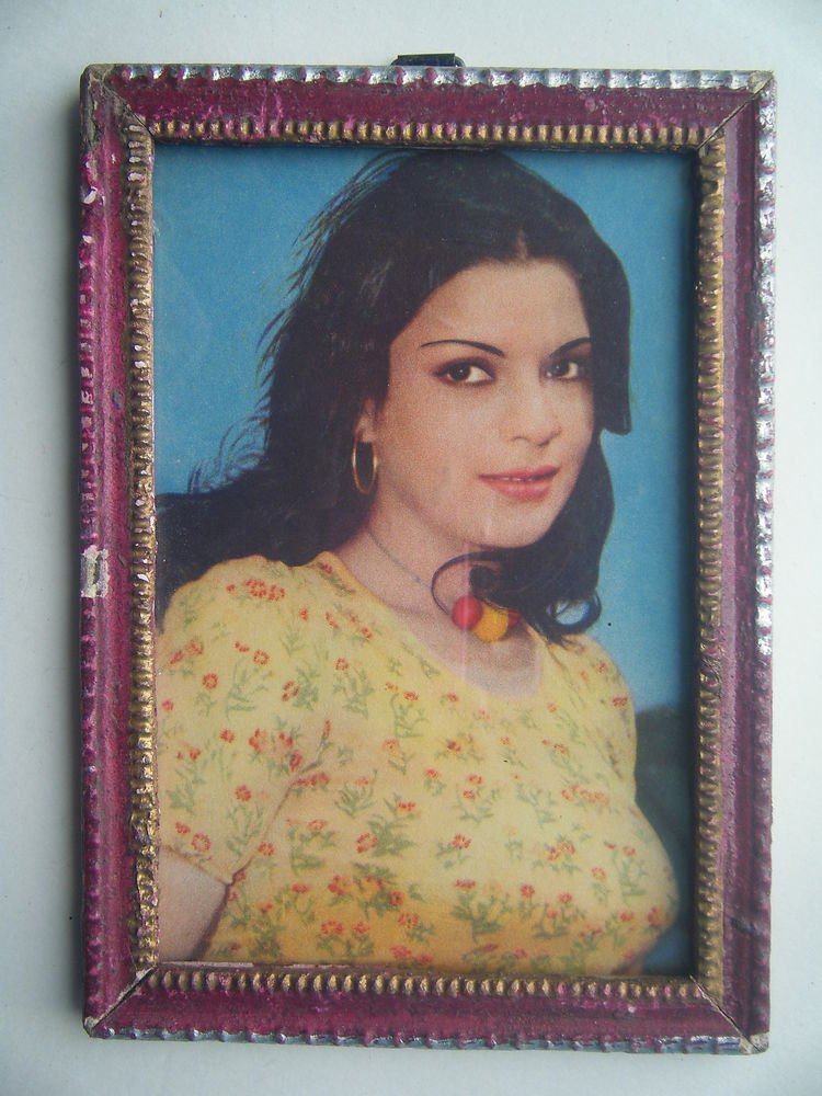 Bollywood Actress Heroin Collectible Old Print in Old Wooden Frame India #2744