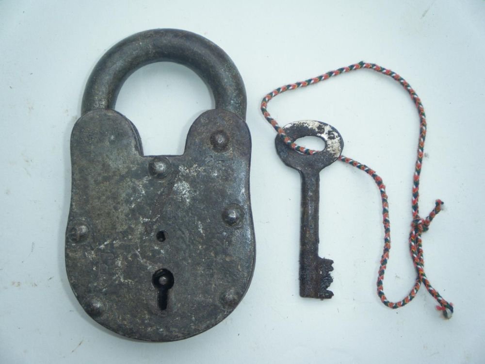 Iron Antique Lock Handmade Heavy Pad Lock Rare India Working #0670