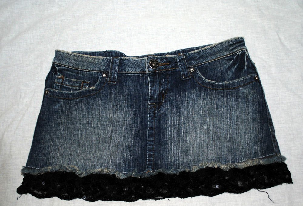 YMI BLUE WASHED DENIM MINI SKIRT BLACK SEQUINED LACE TRIM BOTTOM SIZE 9