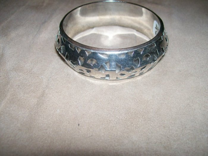 Silver leaf patterned bracelet
