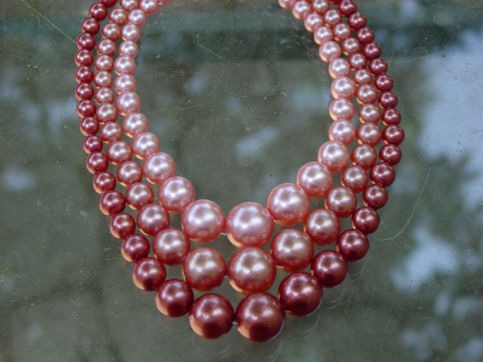 Vintage 3 strand pearl necklace