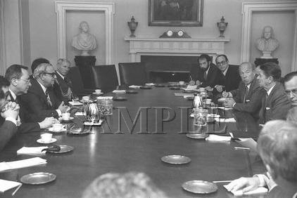 Israel & U.S president Yithak Navon with U.S. President ronald reagan wonderful photo still #11