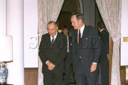 Israel & U.S president Chaim Herzog with U.S. President George Bush wonderful photo still #12