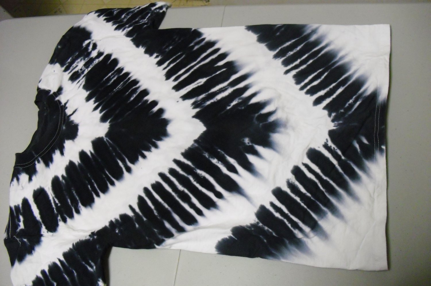 how to make black and white tie dye shirt