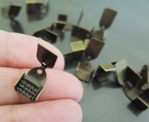 Finding - 20 pcs Antique Brass Plated Flat Clamp Fold Over End Cap Crimps ( Inside 6mm )