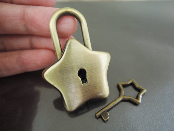 Finding - 1 pc of Antique Brass Star Shape Large Working Padlock or Clasp With 1 Key