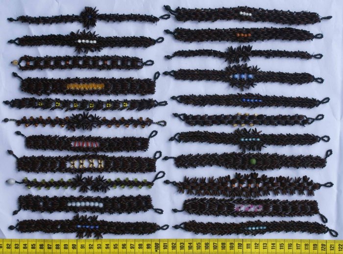 Lot 20 hand bracelets made of brown seeds