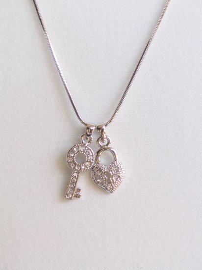 MN01 Heart Locker Key Necklace wholesale price $4.99