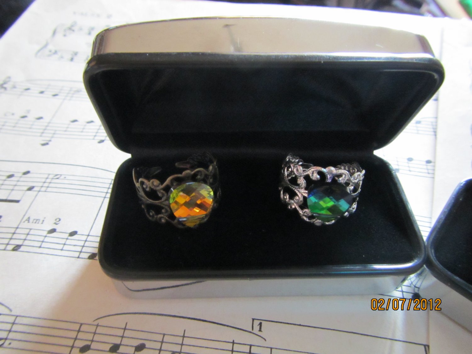 Adjustable rings with Swarosky gem