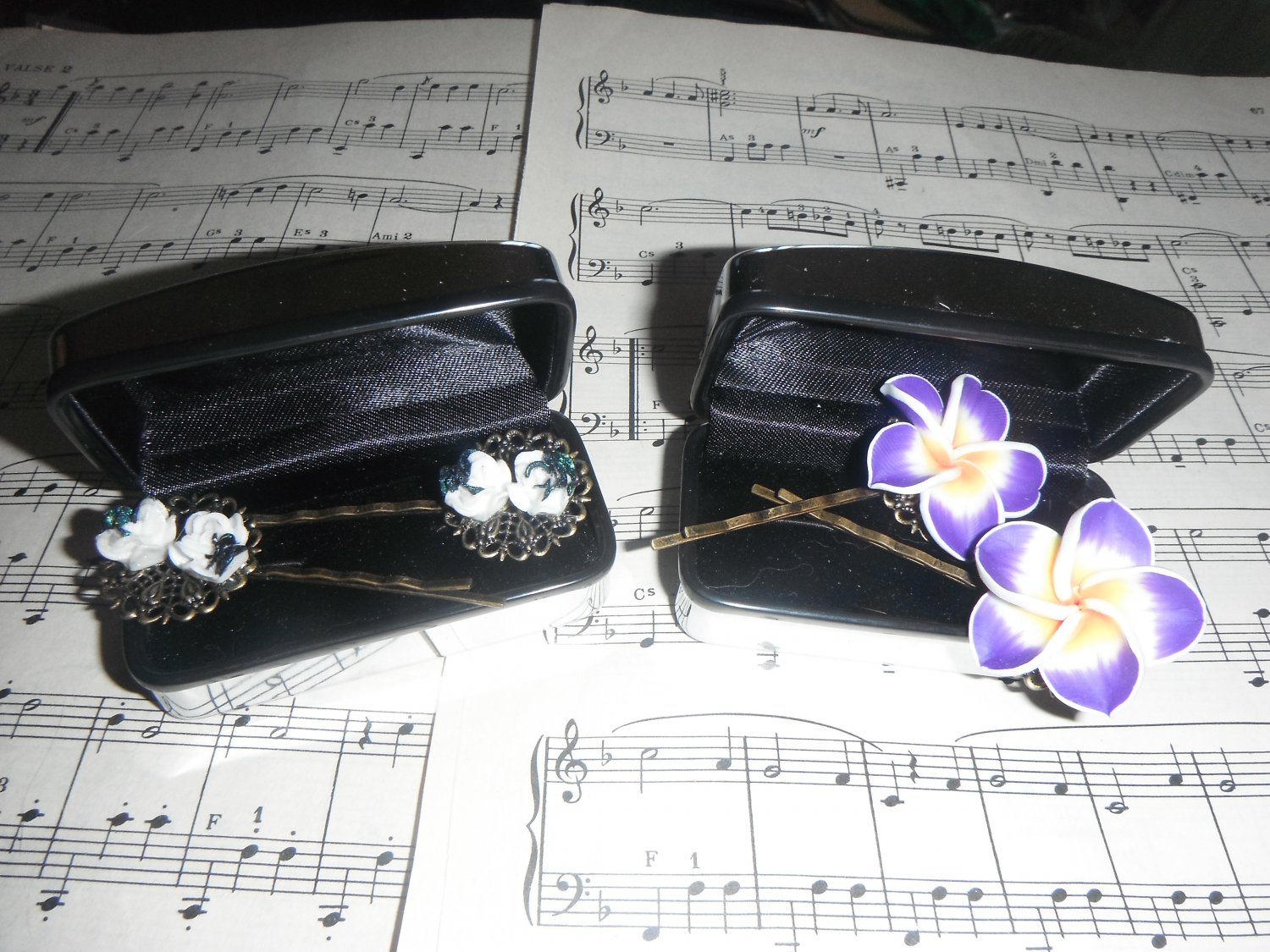 Flower bobby pins
