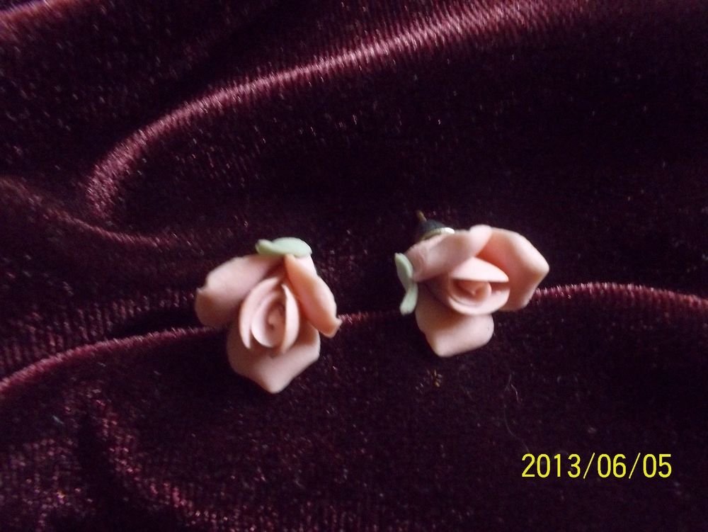 VINTAGE PORCELAIN CAMEO-STYLE PINK ROSEBUDS PIERCED EARRINGS! WOW!