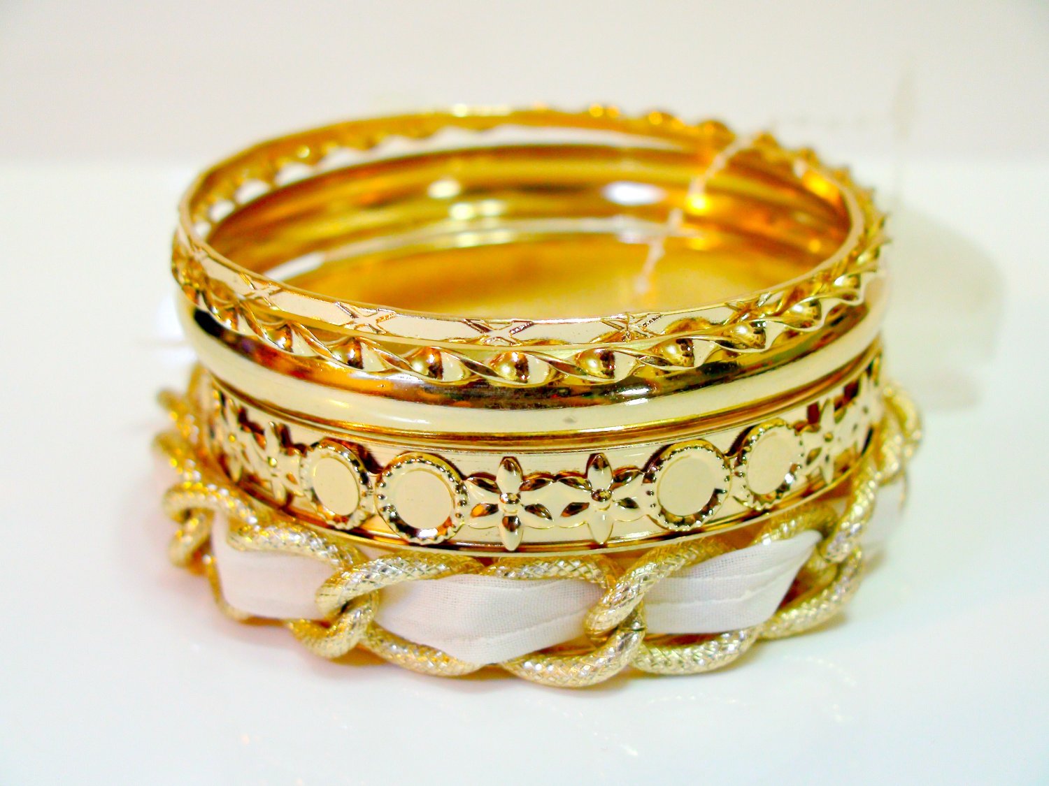 New Fashion Bowknot Multi-layer Bangle (White)