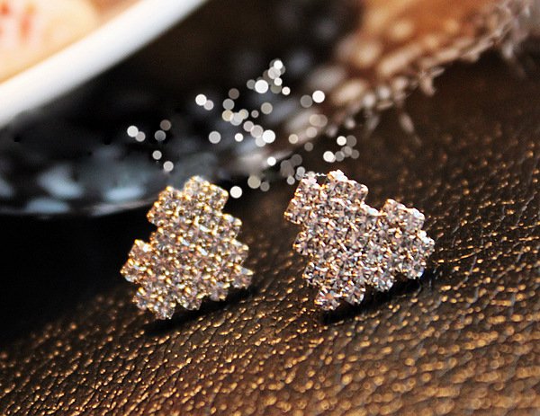 Fashion Heart Shaped Rhinestone Stud Earrings (Silver)
