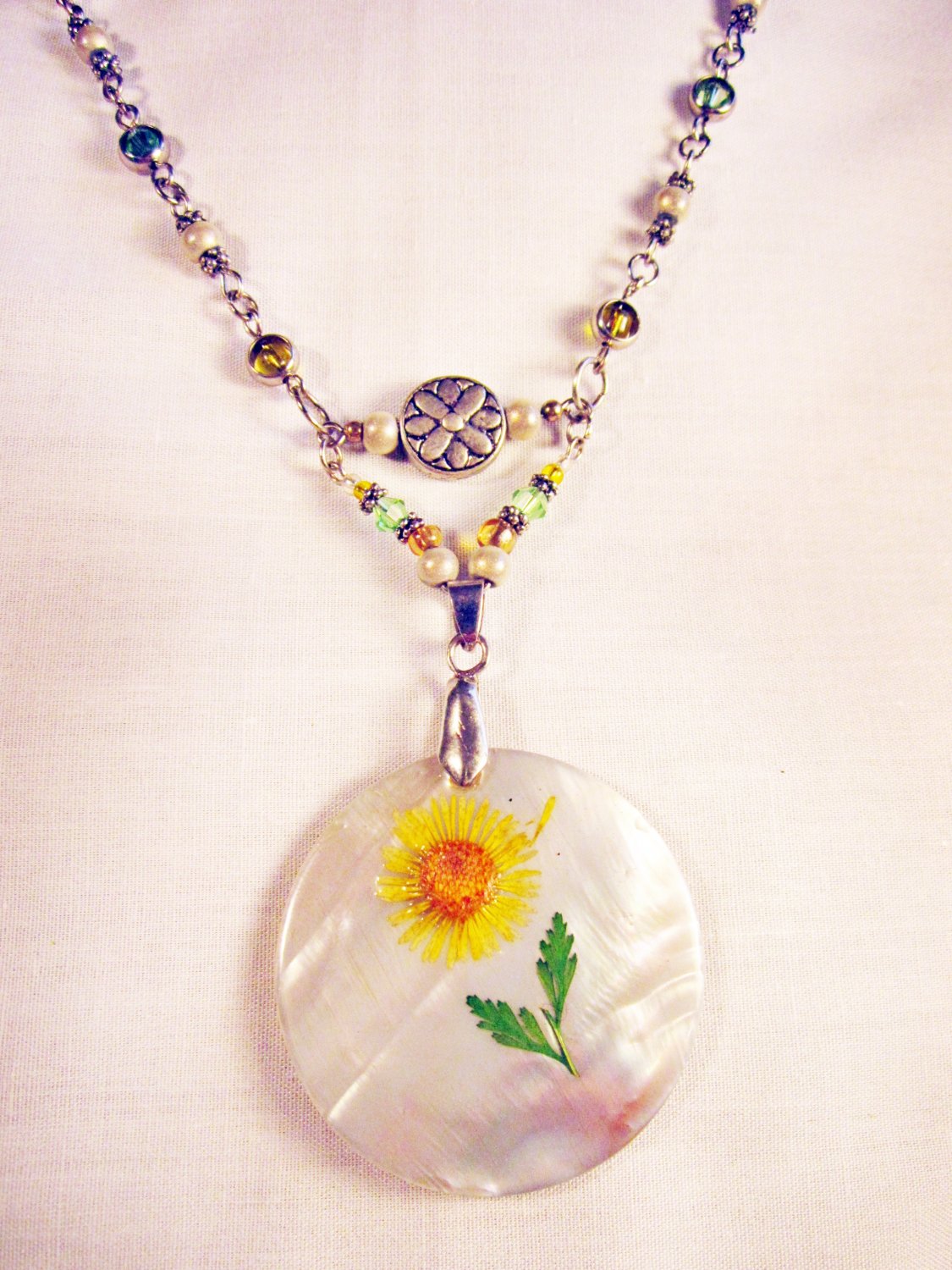 N9 - green and yellow necklace with pretty flower pendant