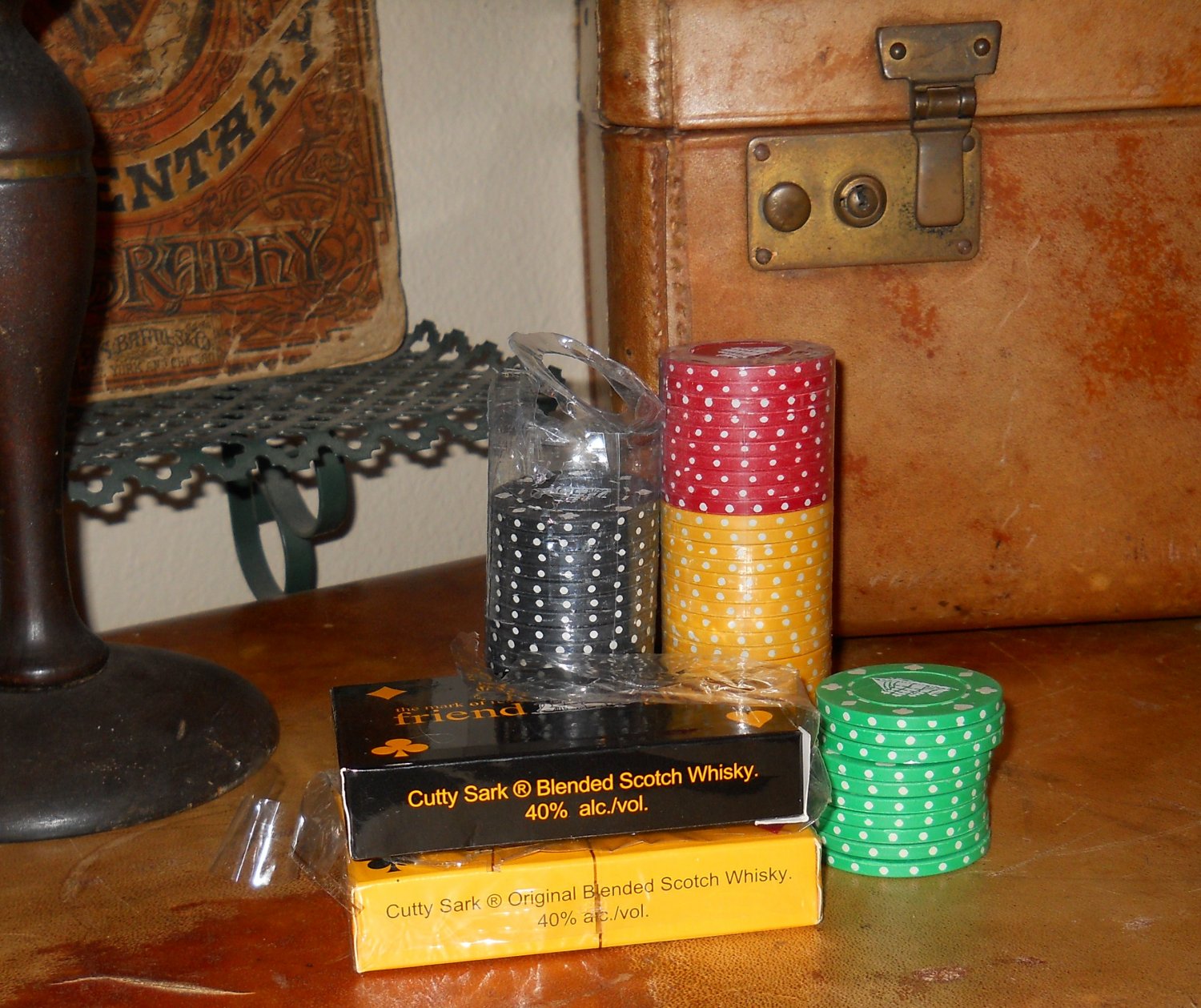 CUTTY SARK FRIENDSHIP POKER SET PROMO - 2 PACK CARDS AND 2 STACKS OF CHIPS