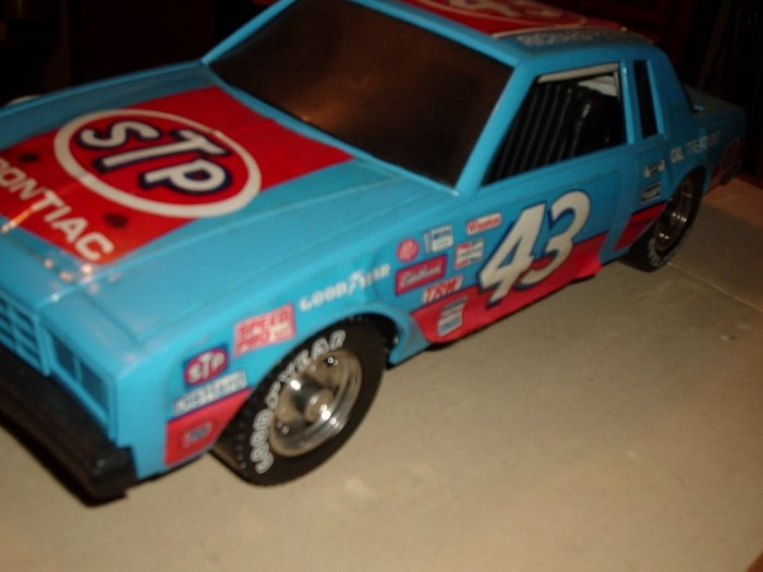 RICHARD PETTY LARGE RACING CAR