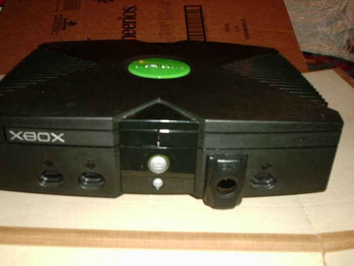 X BOX CONSOLE 2 CONTROLERS POWER HOOK UPS WORKS GREAT