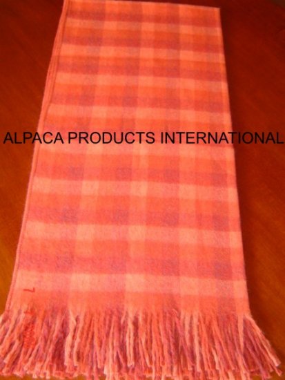 THROWS MODEL SQUARES IN SEVERAL COLORS.