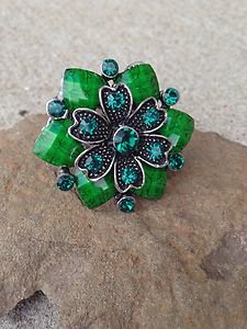Green Ring~FLORAL PATTERN~STRETCH~"STUNNING" BRAND NEW never worn!!