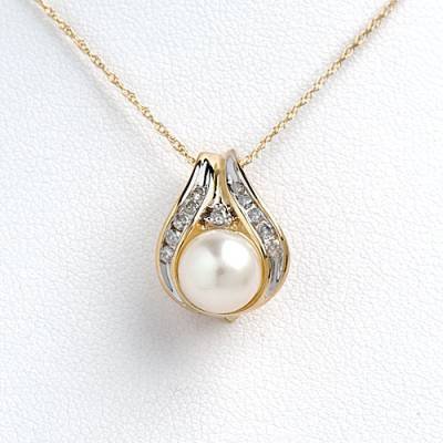 0.18 Carat Diamond & Pearl Necklace
