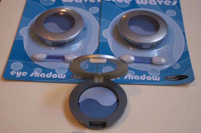 2 Blue Waves eye shadow - dark and light blue combo