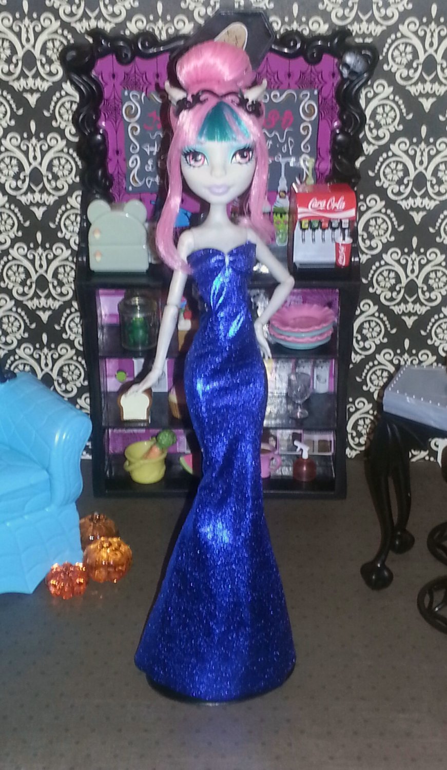 monster high dress up dating Dress up all the dolls from monster high, the school where the daughters of famous monsters go to monster high students include draculaura, daughter of dracula, frankie stein who´s father is frankenstein and clawdeen wolf, a werewolf´s daughter. monster high dress up dating Dress up all the dolls from monster high, the school where the daughters of famous monsters go to monster high students include draculaura, daughter of dracula, frankie stein who´s father is frankenstein and clawdeen wolf, a werewolf´s daughter.