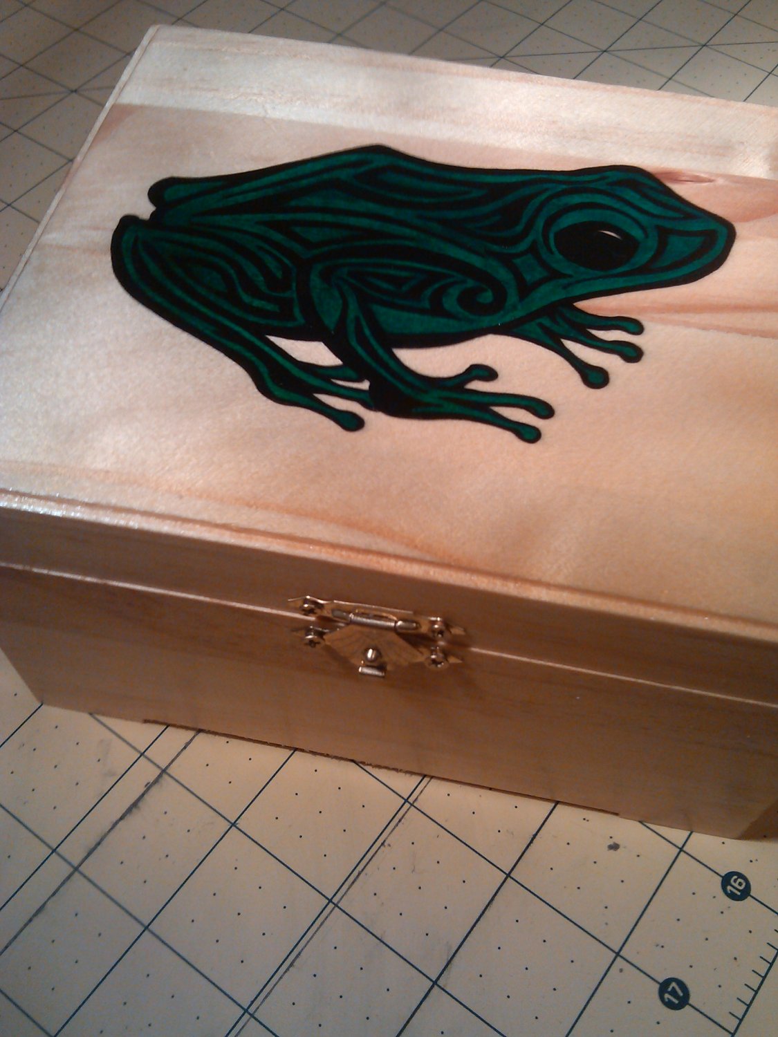 rare collectible " frog " wood hinged trinket box, green