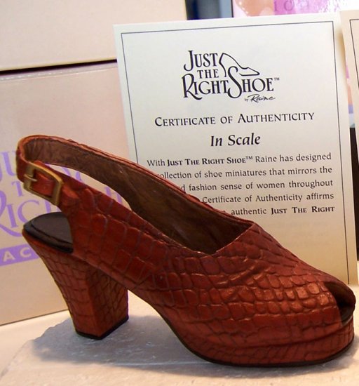 Just the Right Shoe 25110 In Scale Shoe Mint NEW