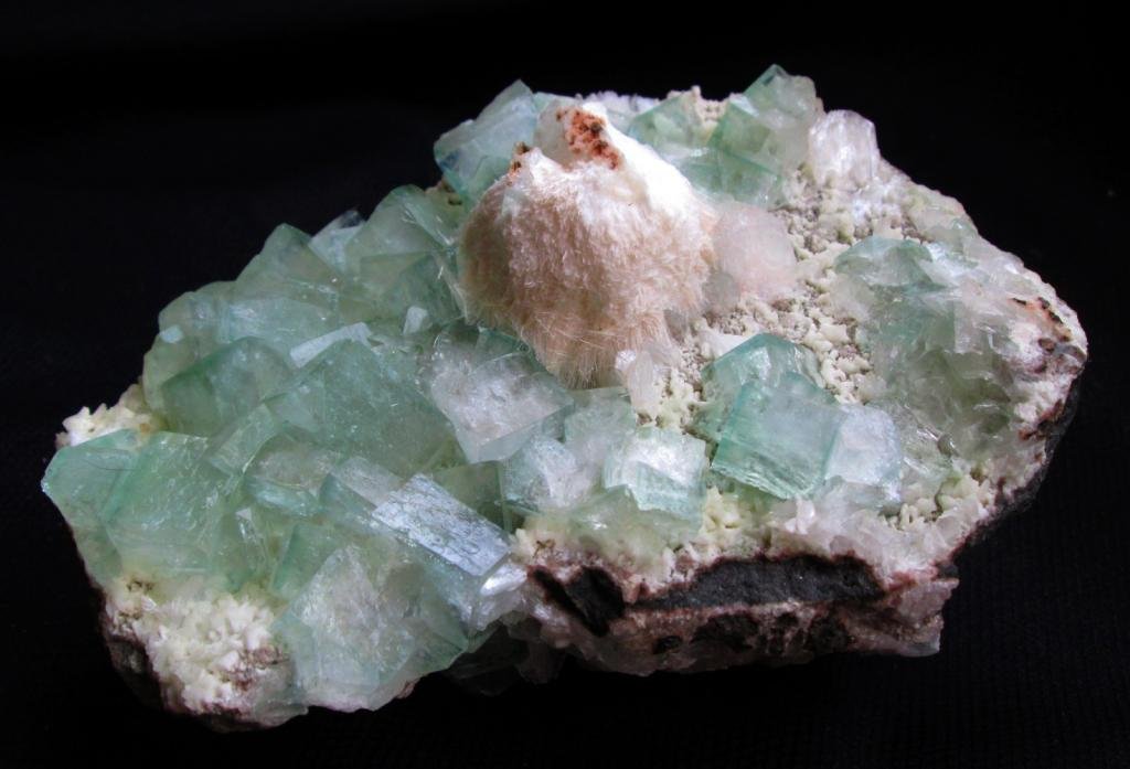 INCREDIBLE APOPHYLLITE, STILBITE BOWTIE AND MORDENITE MINERALS CLUSTER FORMATION