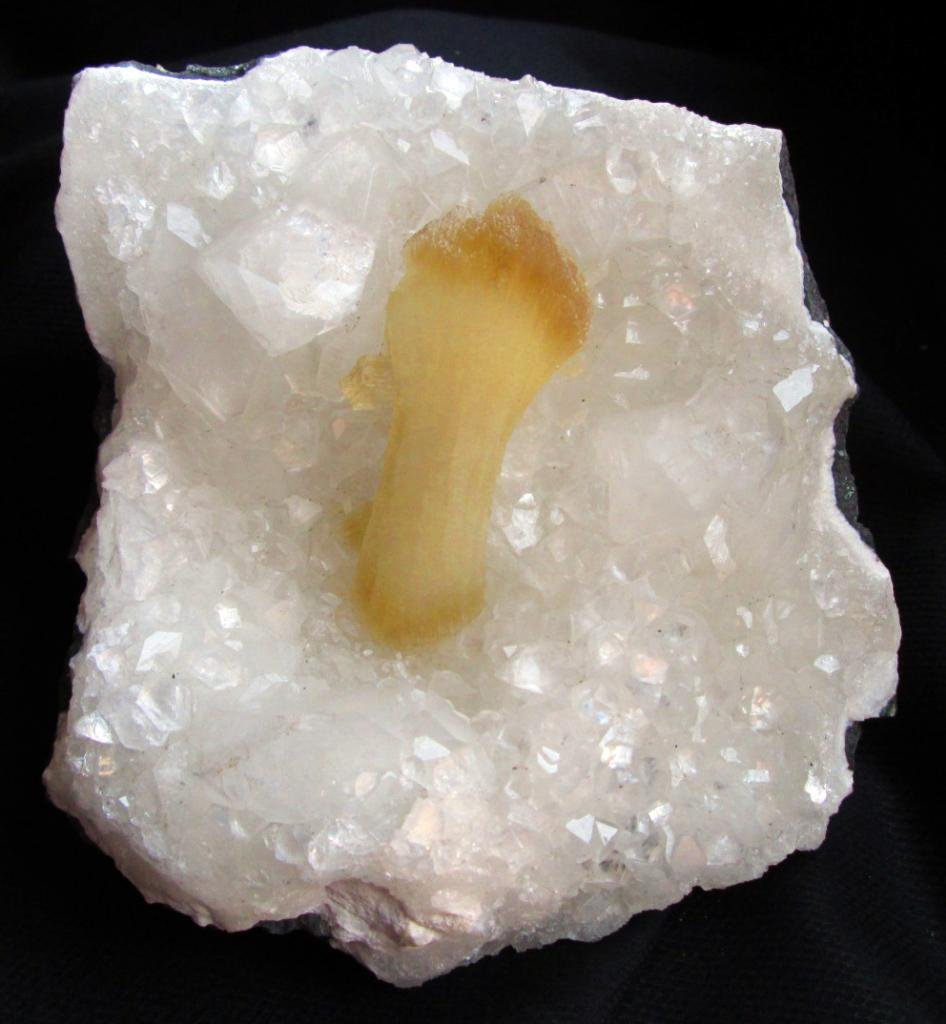 AMAZING STILBITE BOWTIE ON HUGE APOPHYLLITE MINERALS CLUSTER FORMATION SPECIMENS