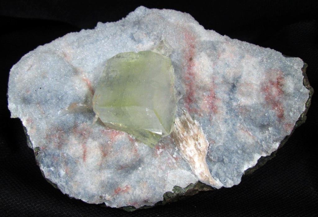 AMAZING APOPHYLLITE ON CHALCEDONY MINERALS FORMATION COLLECTIBLES SPECIMEN INDIA