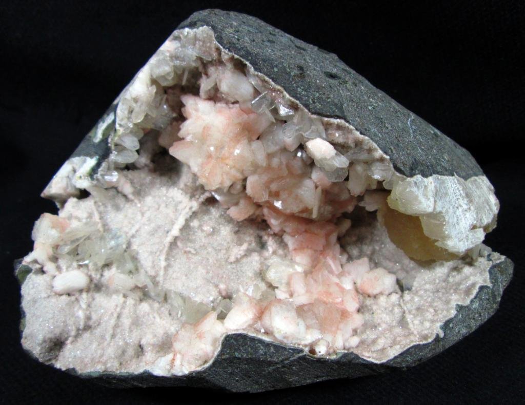 AMAZING HEULANDITE AND STILBITE MINERALS IN GEODE COLLECTIBLES SPECIMENS PIECE