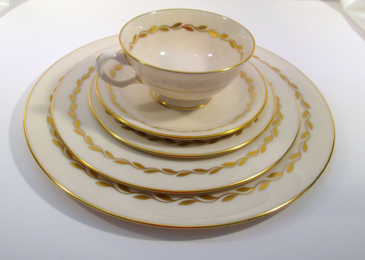 Lenox Golden Wreath 5 Piece Place Setting Mint Discontinued