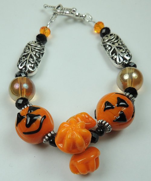 ORANGE AND BLACK JACK O LANTERN & PUMPKIN LAMPWORK BRACELET