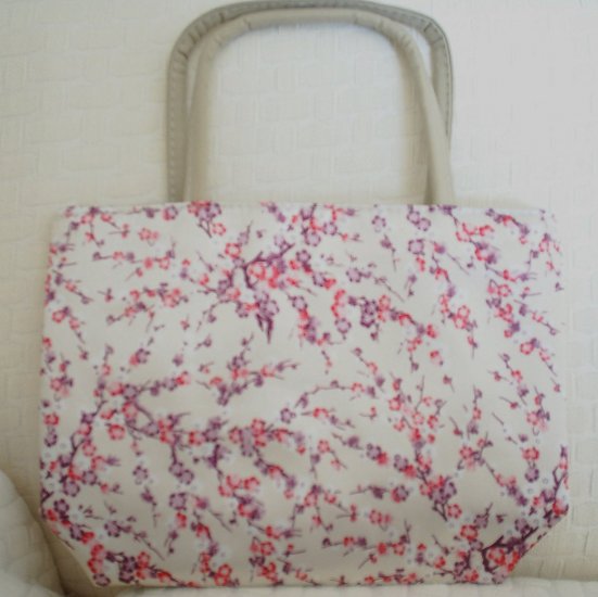handbagbargains: White Shiny Flower Purse