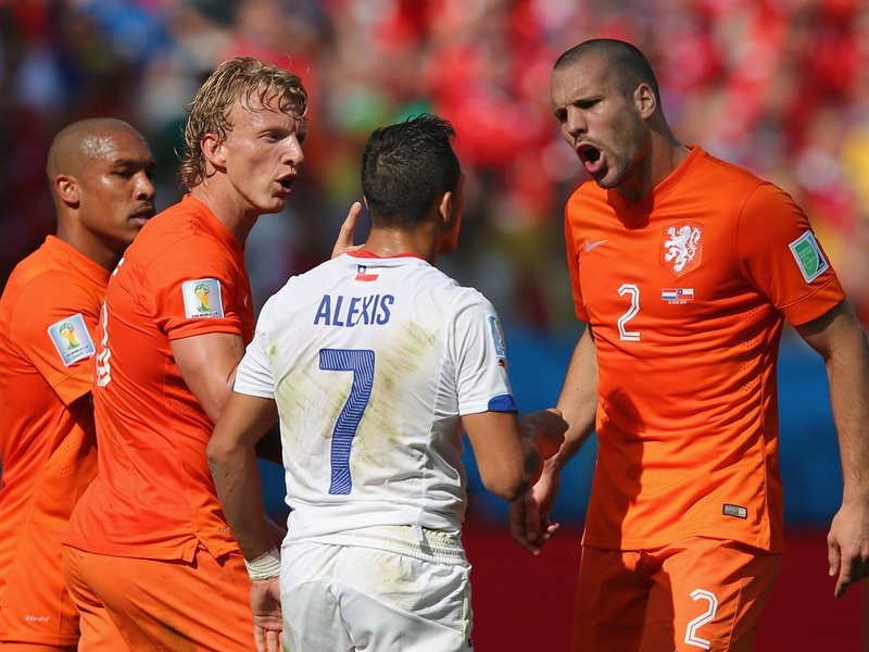 018 - 8 X 6 Photo - Football - FIFA World Cup 2014 - Chile V Holland Ron Vlaar & Sanchez