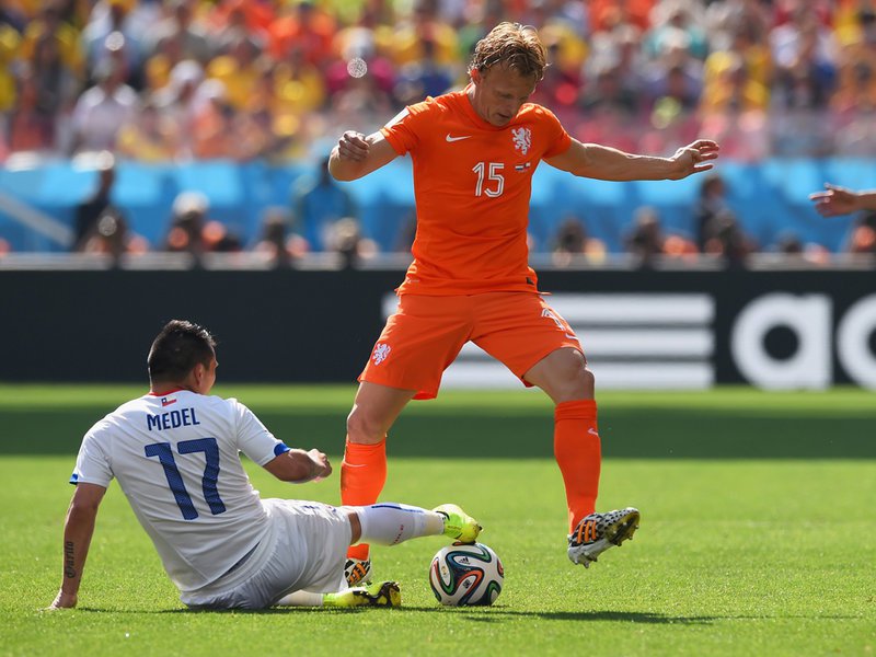 00019 - 8 X 6 Photo - Football - FIFA World Cup 2014 - Chile V Holland -