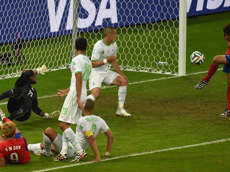 095 - 8 X 6 Photo - Football - FIFA World Cup 2014 - Algeria V South Korea - Koo Ja Cheol Scores