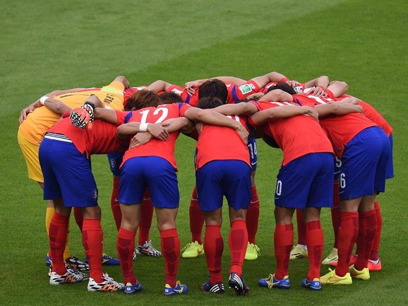 096 - 8 X 6 Photo - Football - FIFA World Cup 2014 - Algeria V South Korea - Korean Team Huddle