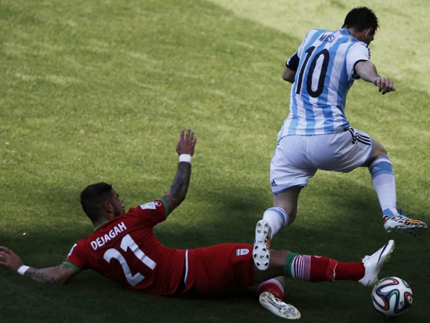 WC 0115 - 8 X 6 Photo - Football - FIFA World Cup 2014 - Argentina V Iran - Messi & Dejagah