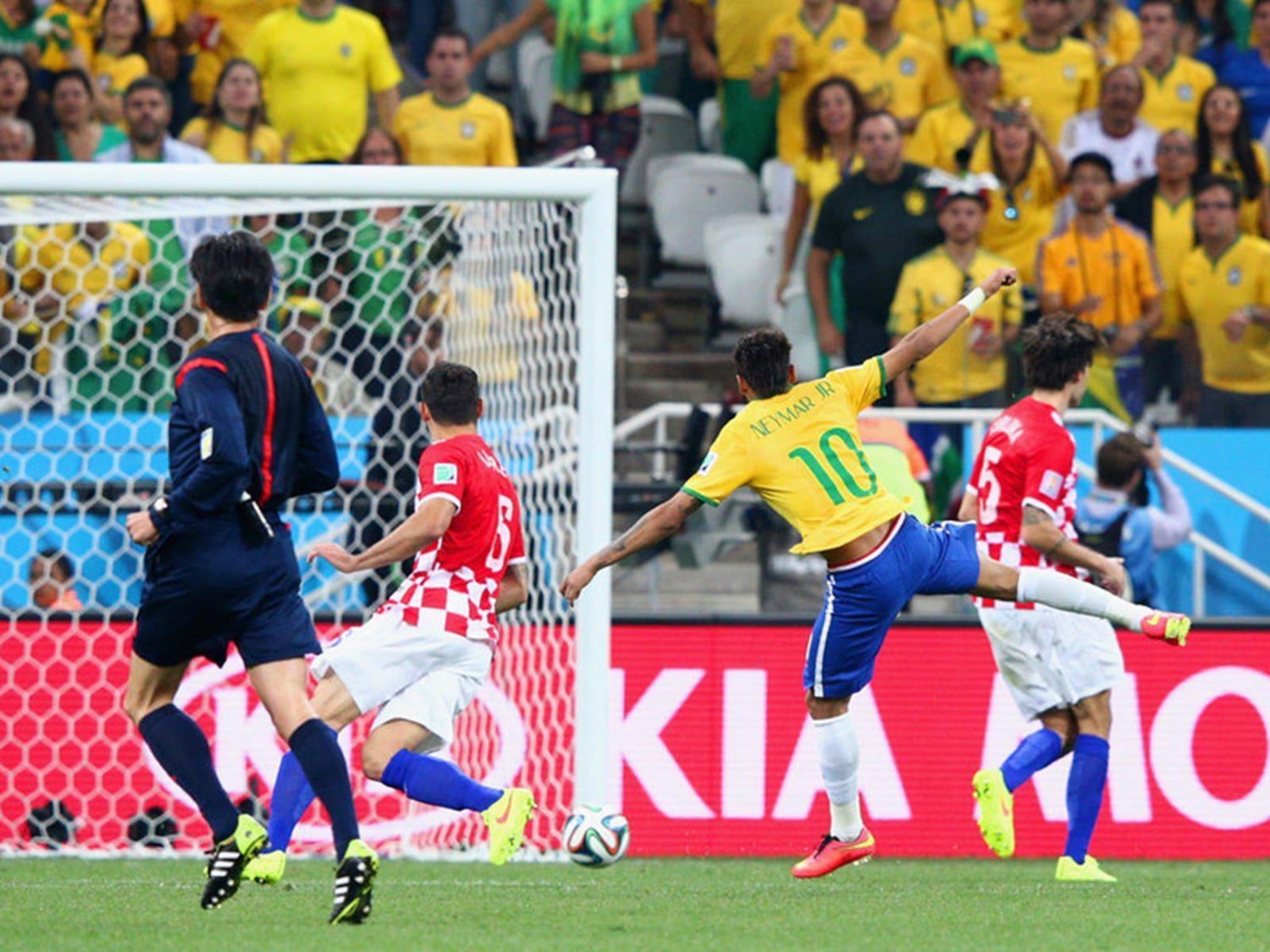 WC 0133 - 8 X 6 Photo - Football - FIFA World Cup 2014 - Brazil V Crotia - Neymar Scores