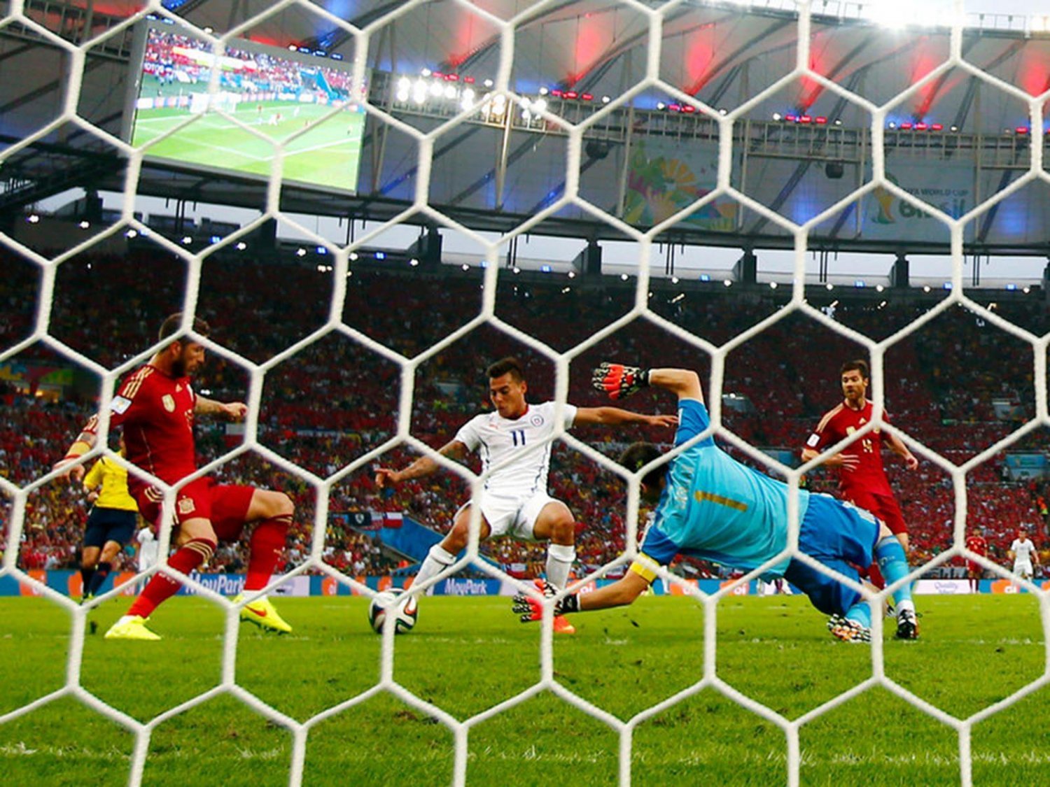 WC 0155 - 8 X 6 Photo - Football - FIFA World Cup 2014 - Spain V Chile - Eduardo Vargas Scores