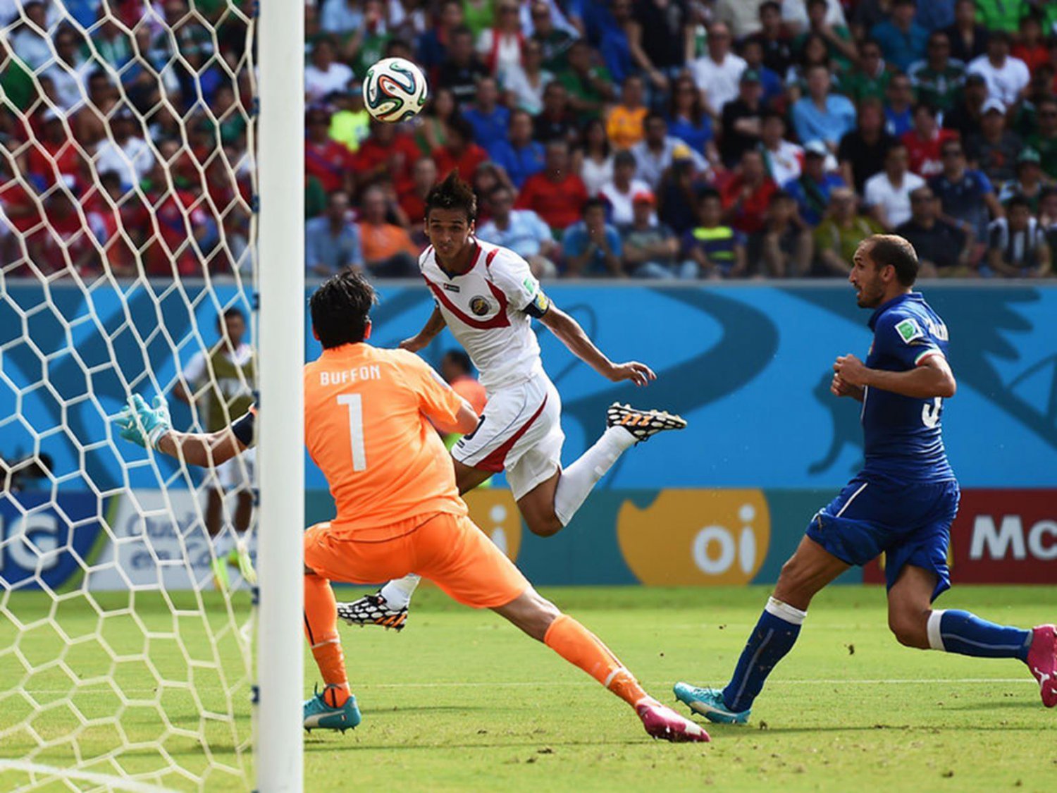 WC 0203 - 8 X 6 Photo - Football - FIFA World Cup 2014 - Italy V Costa Rica - Bryan Ruiz Scores