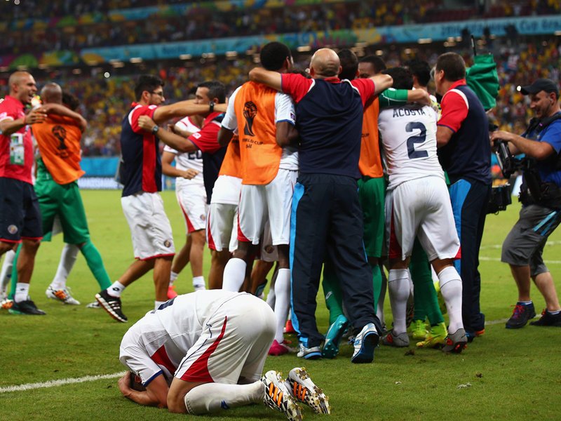 455 - 8 X 6 Photo - Football - FIFA World Cup - Costa Rica Celebrate Beating Greece On Penalty