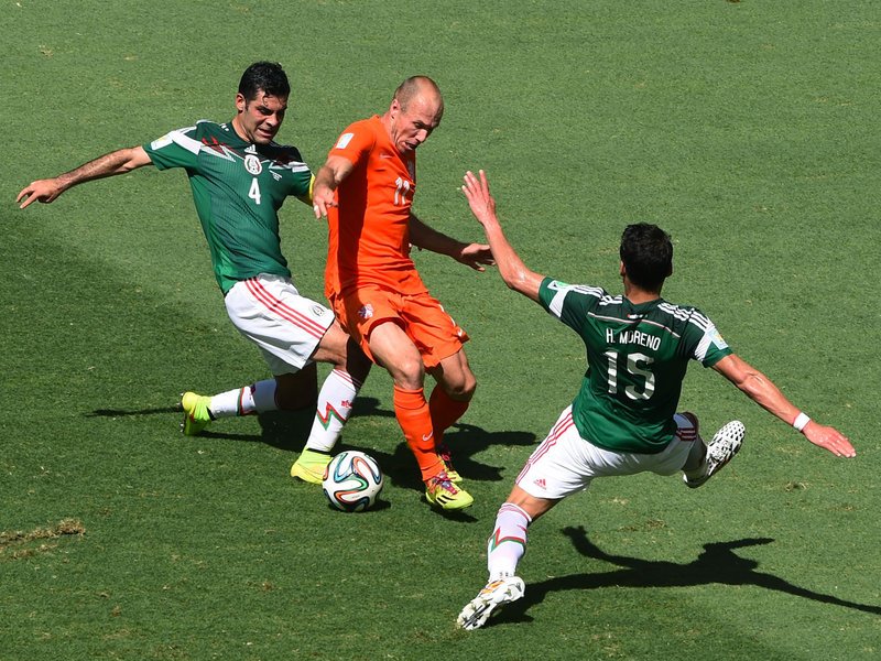 469 - 8 X 6 Photo - Football - FIFA World Cup - Holland V Mexico Arjen Robben Moreno Hector